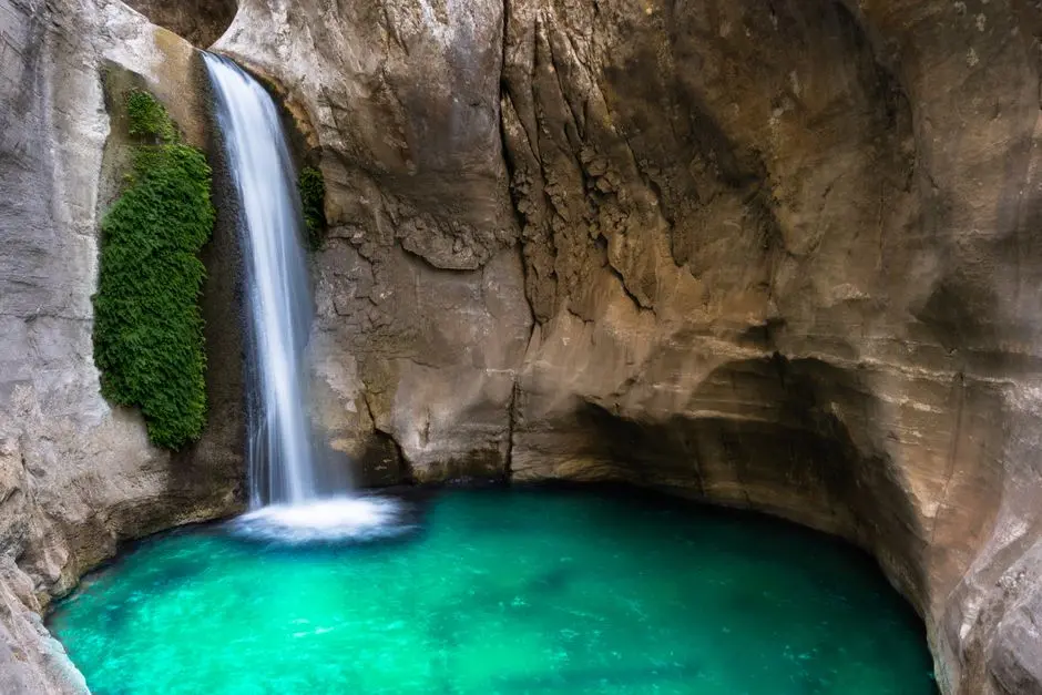 Pemandangan air terjun alami di Seram Timur dengan kolam hijau toska