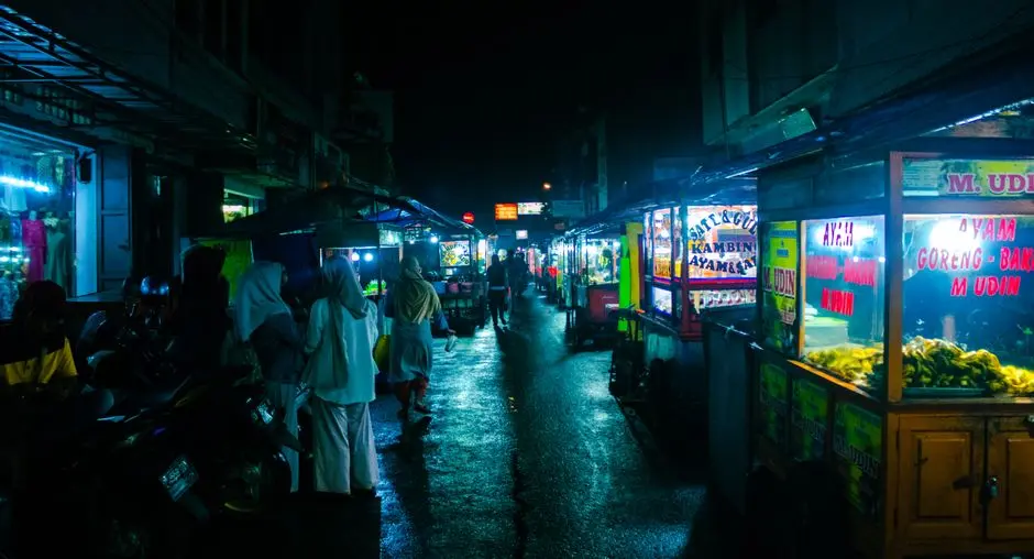 Warung lokal sebagai pilihan makan saat liburan hemat