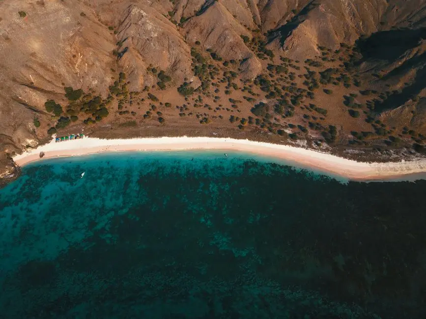 Pantai Pink Lombok dengan pasir kemerahan